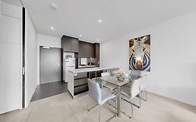 Elegant Urban Hideaway - Private Luxury Residential Apartment, Walk To South Bank & Free Carpark